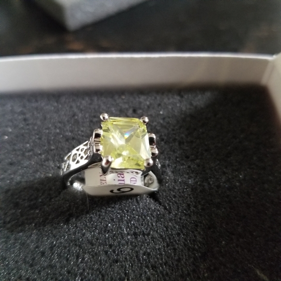 Lia Sophia Appletini Ring~ Size 6 NWT - Picture 1 of 4